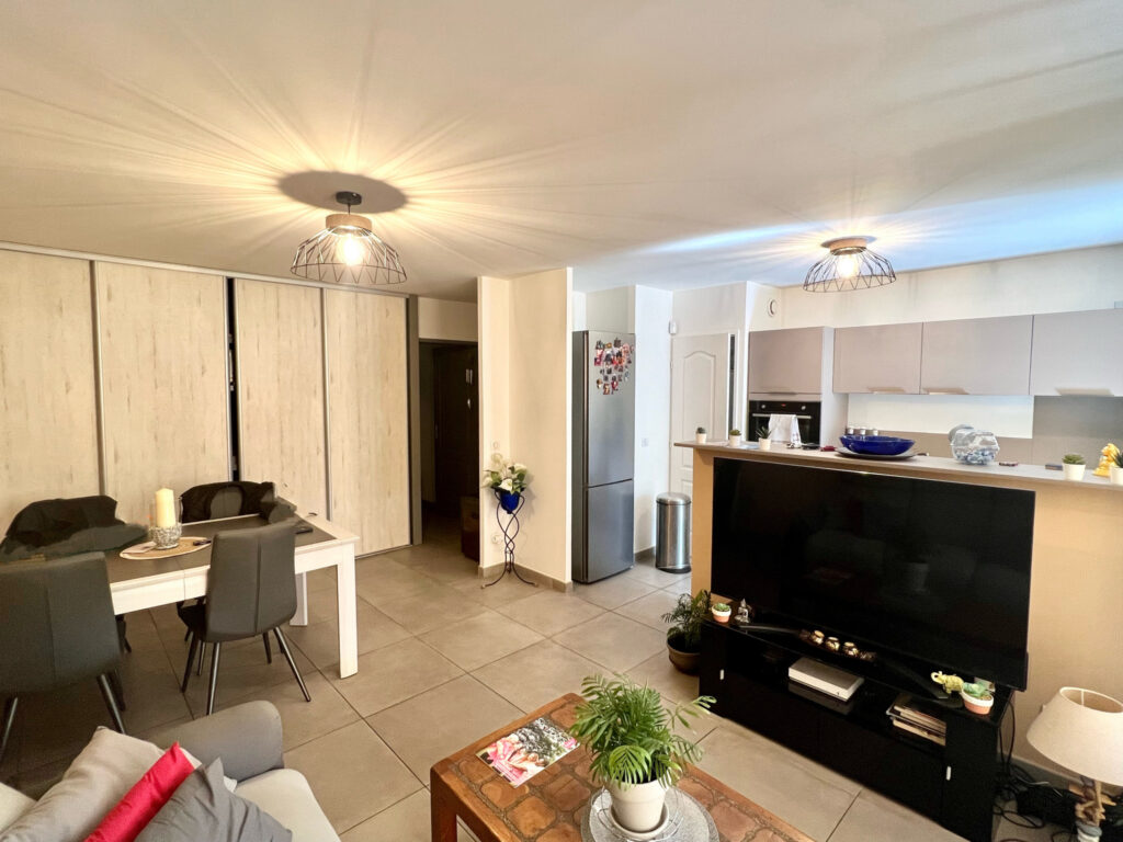 Six Fours les plages, Grand T2 en parfait état dans résidenc – 2 pièces – 1 chambre – 48 m²