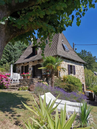 Magnifique maison auvergnate typique à vendre avec un jardin – 3 pièces – 2 chambres – 65 m²