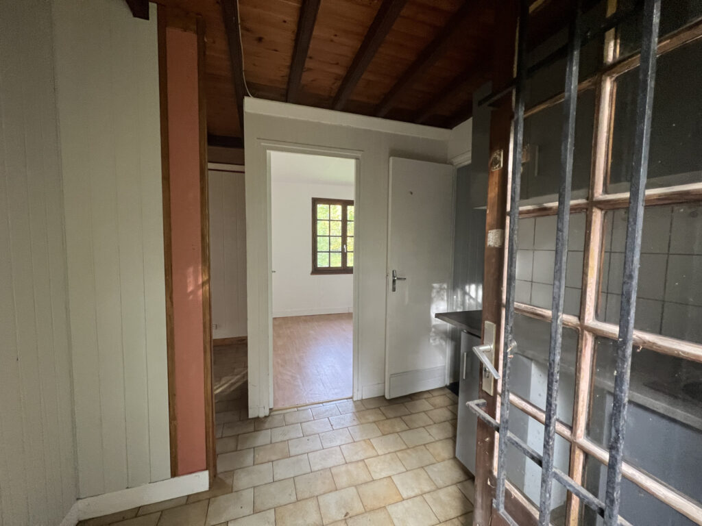 A vendre  chalet  sur terrain de  3600 m2 paysagé – 2 pièces – 1 chambre – 36 m²