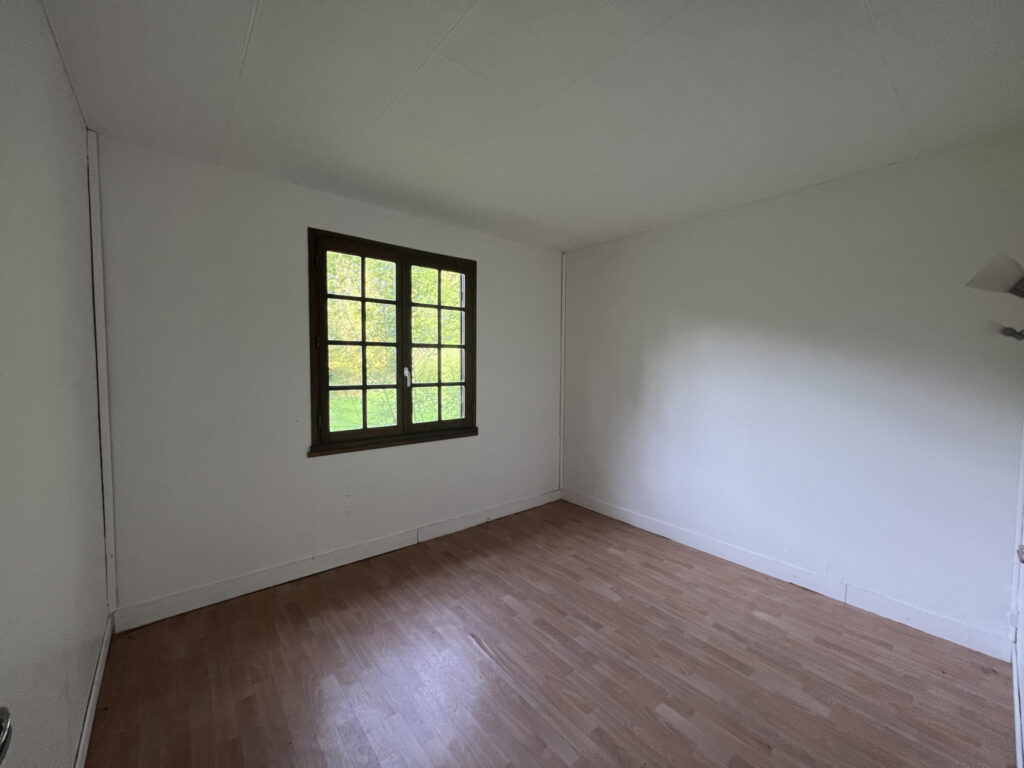 A vendre  chalet  sur terrain de  3600 m2 paysagé – 2 pièces – 1 chambre – 36 m²