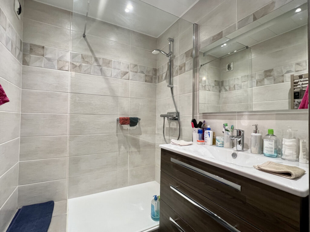 Six Fours les plages, Grand T2 en parfait état dans résidenc – 2 pièces – 1 chambre – 48 m²