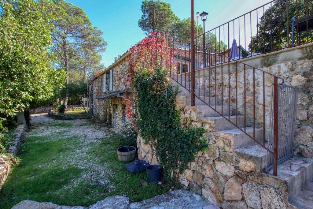 Ancienne Bergerie authentique en pierre de taille  sur un te – 11 pièces – 6 chambres – 310 m²