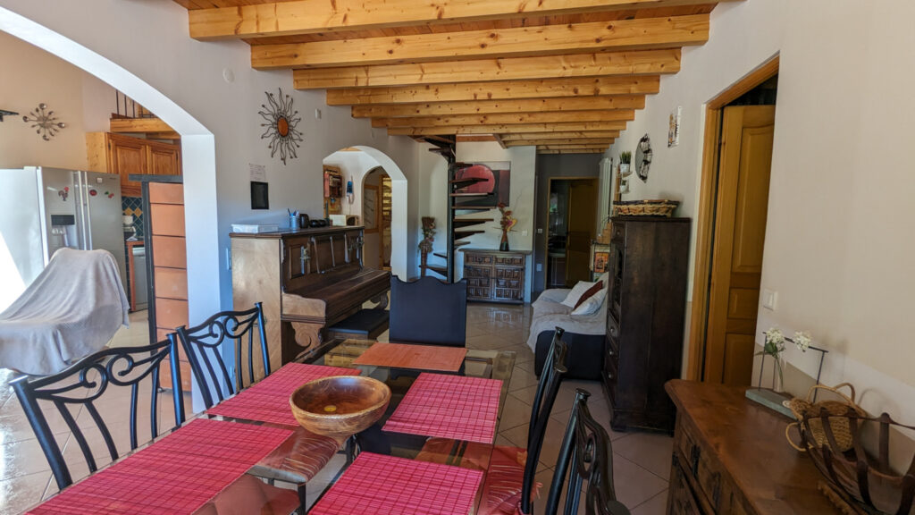 VILLA AVEC PISCINE HORS LOTISSEMENT – 6 pièces – 3 chambres – 147 m²