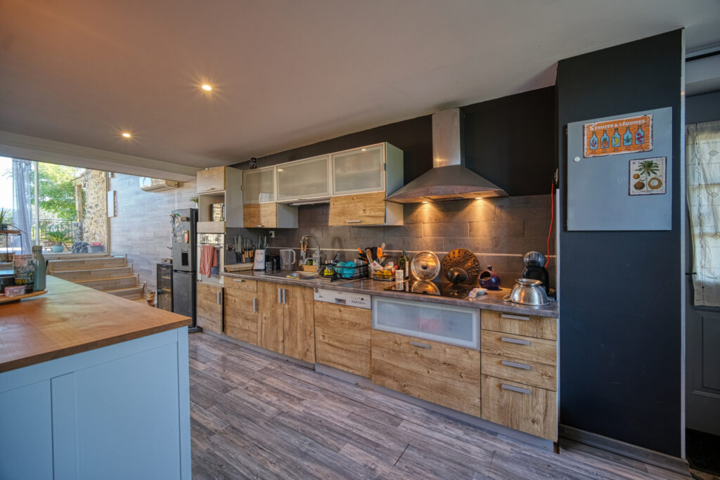 Propriété en pierres composée de 4 logements individuels – 14 pièces – 7 chambres – 287 m²