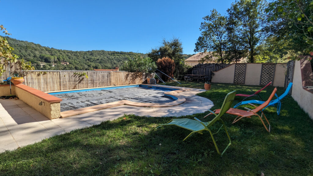 VILLA AVEC PISCINE HORS LOTISSEMENT – 6 pièces – 3 chambres – 147 m²