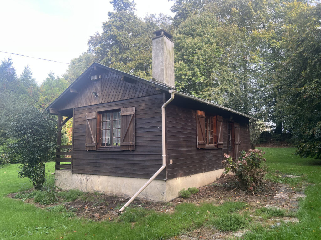 A vendre  chalet  sur terrain de  3600 m2 paysagé – 2 pièces – 1 chambre – 36 m²