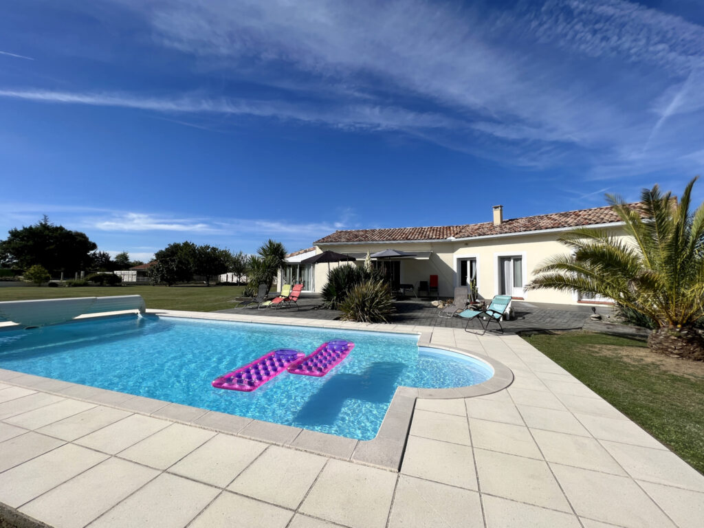 Villa de plain-pied, 3ch, piscine, dépendances, 6000m2 de te – 6 pièces – 3 chambres – 196 m²