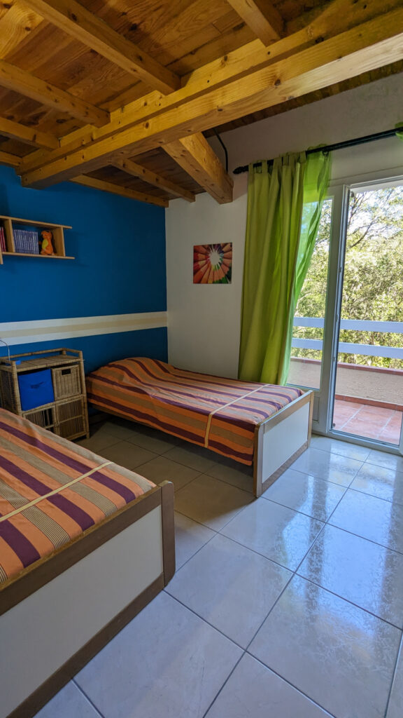 VILLA AVEC PISCINE HORS LOTISSEMENT – 6 pièces – 3 chambres – 147 m²