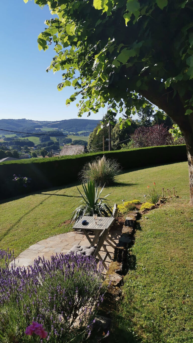Magnifique maison auvergnate typique à vendre avec un jardin – 3 pièces – 2 chambres – 65 m²