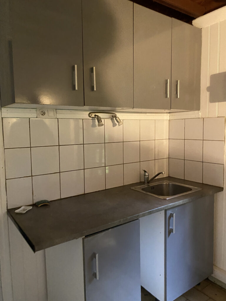 A vendre  chalet  sur terrain de  3600 m2 paysagé – 2 pièces – 1 chambre – 36 m²