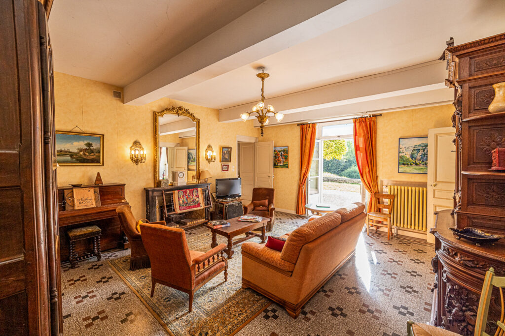 Magnifique maison bourgeoise et ses dependances – 16 pièces – 15 chambres – 582.22 m²