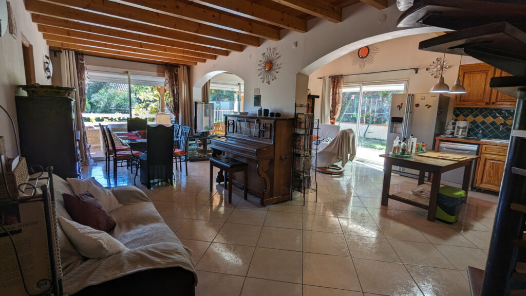 VILLA AVEC PISCINE HORS LOTISSEMENT – 6 pièces – 3 chambres – 147 m²