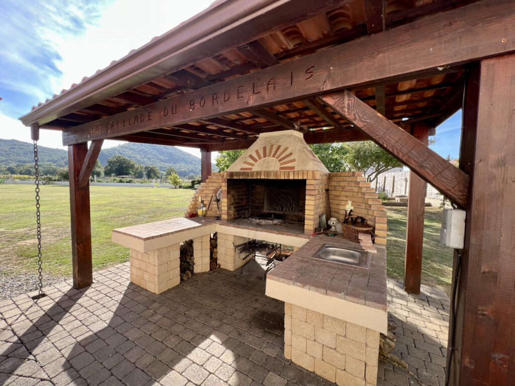 Villa de plain-pied, 3ch, piscine, dépendances, 6000m2 de te – 6 pièces – 3 chambres – 196 m²