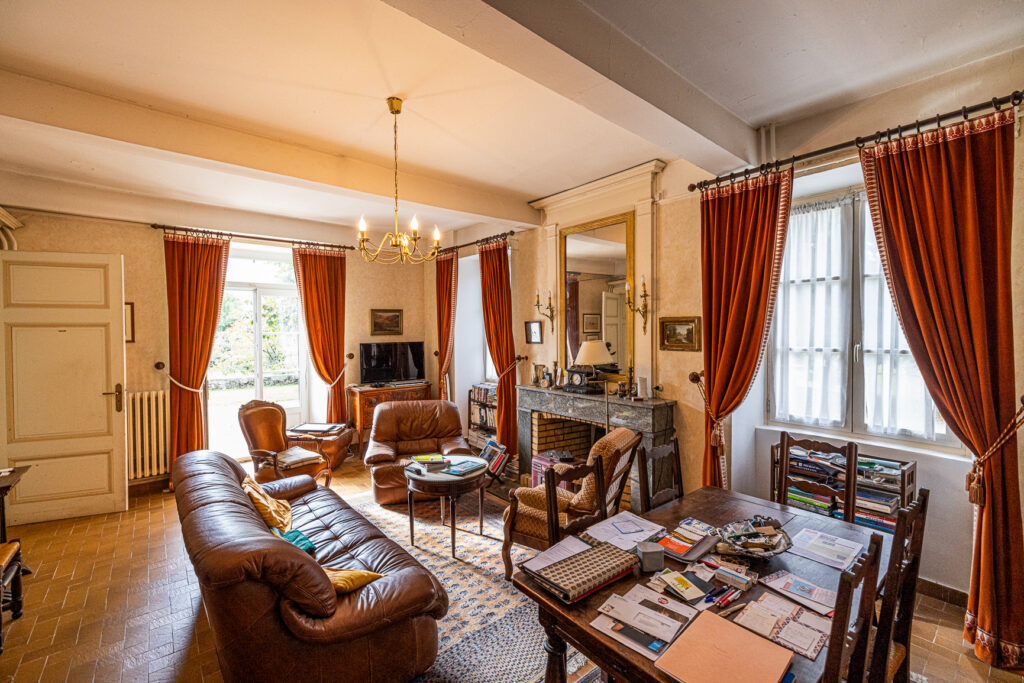 Magnifique maison bourgeoise et ses dependances – 16 pièces – 15 chambres – 582.22 m²