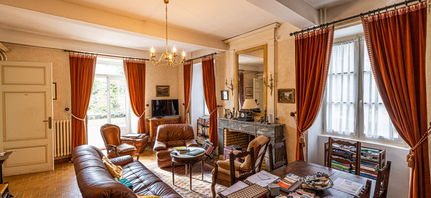 Magnifique maison bourgeoise et ses dependances – 16 pièces – 15 chambres – 582.22 m²