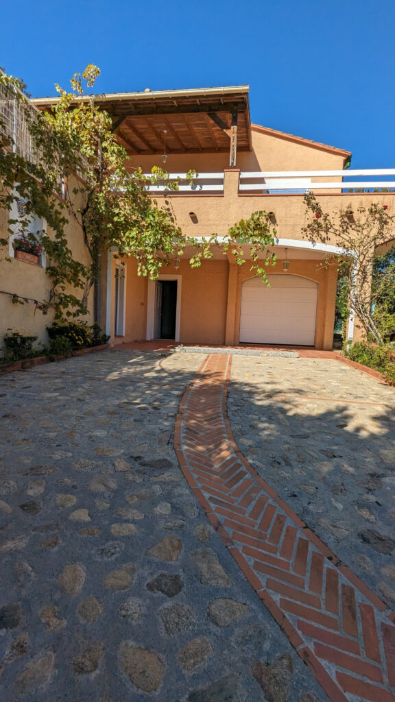 VILLA AVEC PISCINE HORS LOTISSEMENT – 6 pièces – 3 chambres – 147 m²