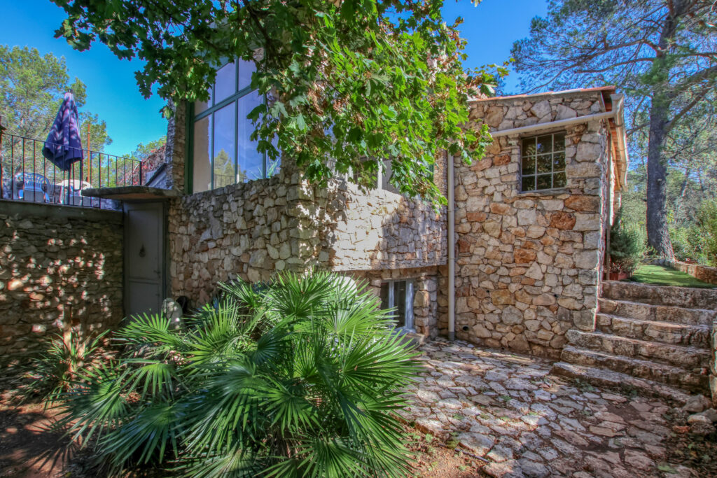 Ancienne Bergerie authentique en pierre de taille  sur un te – 11 pièces – 6 chambres – 310 m²