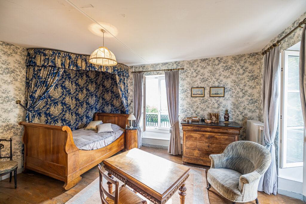 Magnifique maison bourgeoise et ses dependances – 16 pièces – 15 chambres – 582.22 m²