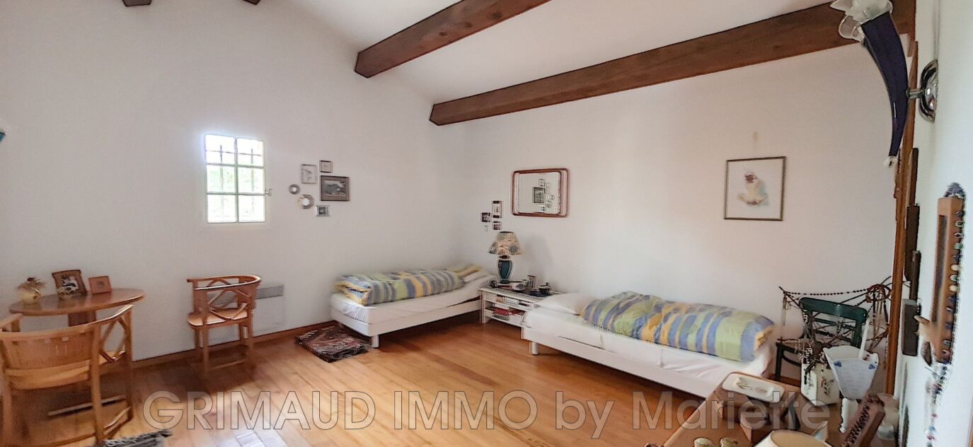 Villa avec vue sur le village de Grimaud et a pied du village. – 6 pièces – 3 chambres – 225.00 m²