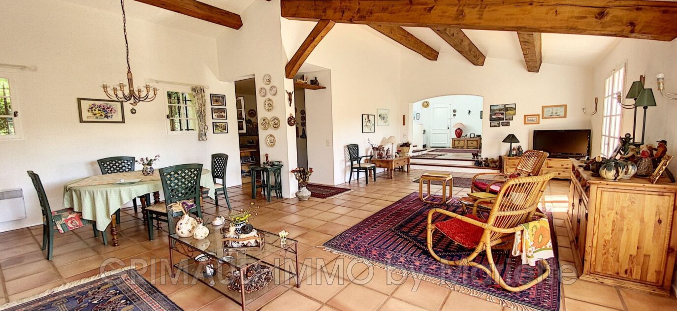 Villa avec vue sur le village de Grimaud et a pied du village. – 6 pièces – 3 chambres – 225.00 m²