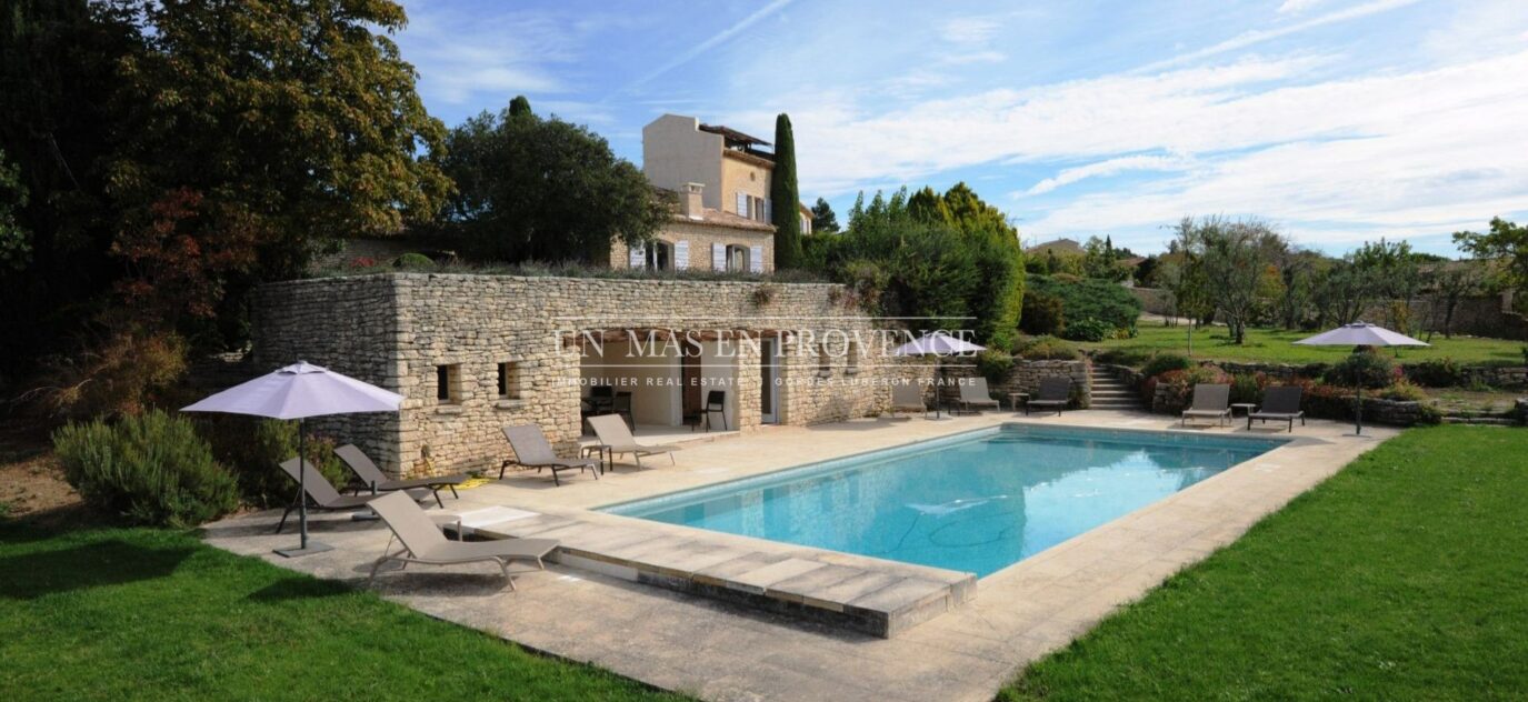 Propriété à Gordes avec vue imprenable et piscine chauffée – 10 pièces – 7 chambres – 650.00 m²