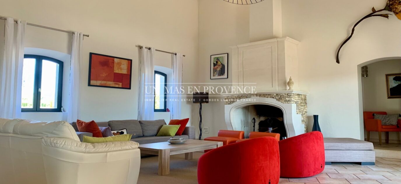 Maison en pierre offrant de beaux volumes avec vue Luberon – 5 pièces – 4 chambres – 240.00 m²