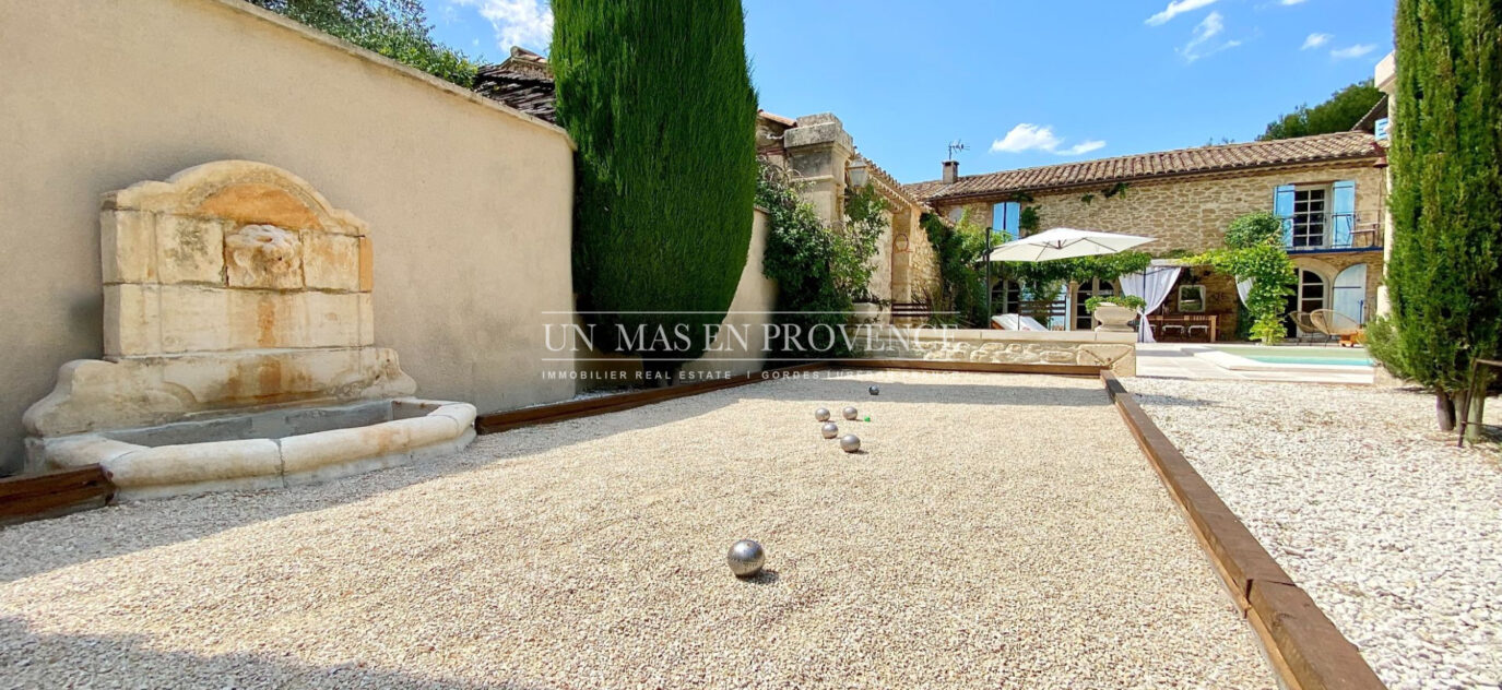Splendide Mas en pierre au pied du Luberon – 6 pièces – 4 chambres – 230.00 m²