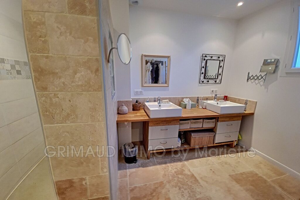 Belle villa récente avec piscine au calme, se composant d’une  – 13 pièces – 7 chambres – 320.00 m²