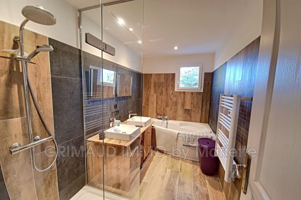 Belle villa récente avec piscine au calme, se composant d’une  – 13 pièces – 7 chambres – 320.00 m²