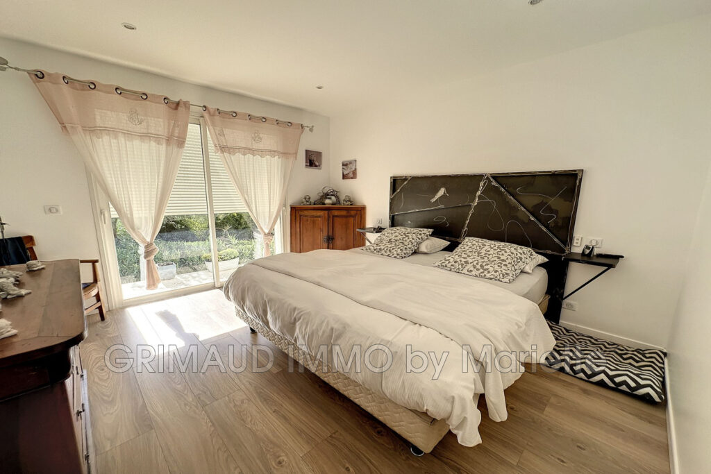 Belle villa récente avec piscine au calme, se composant d’une  – 13 pièces – 7 chambres – 320.00 m²