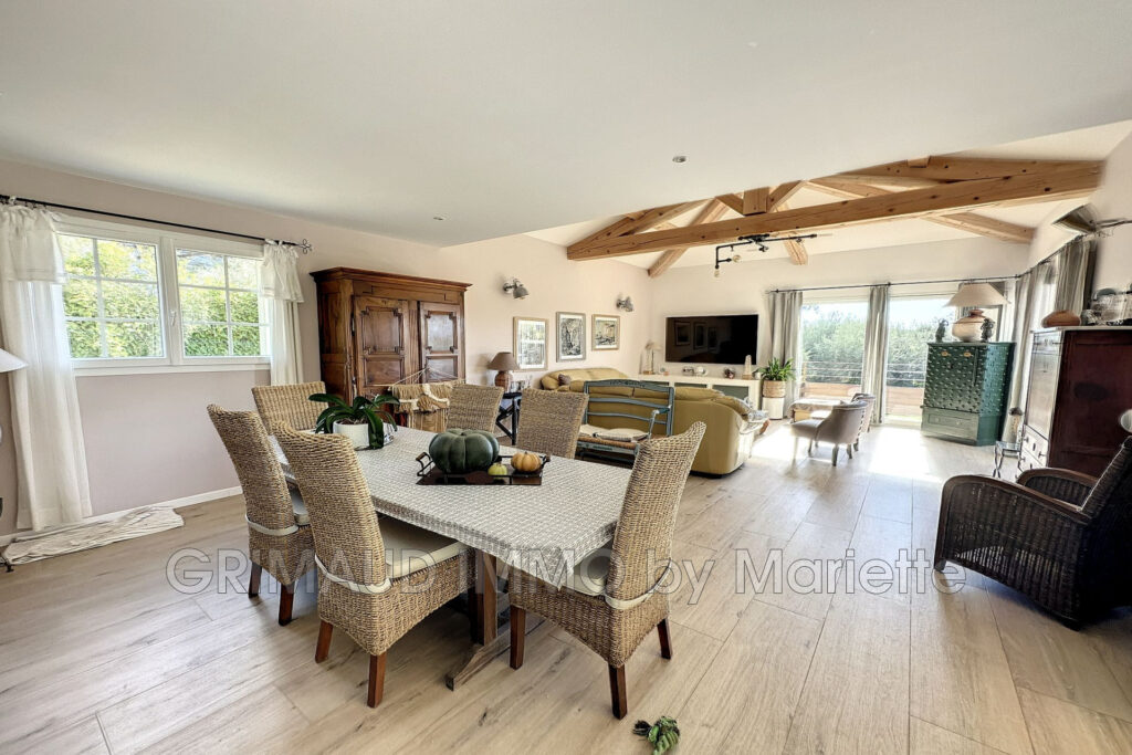 Belle villa récente avec piscine au calme, se composant d’une  – 13 pièces – 7 chambres – 320.00 m²