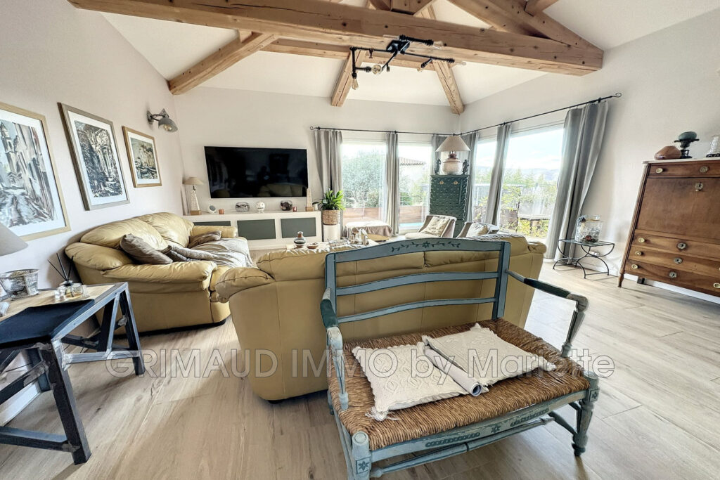 Belle villa récente avec piscine au calme, se composant d’une  – 13 pièces – 7 chambres – 320.00 m²