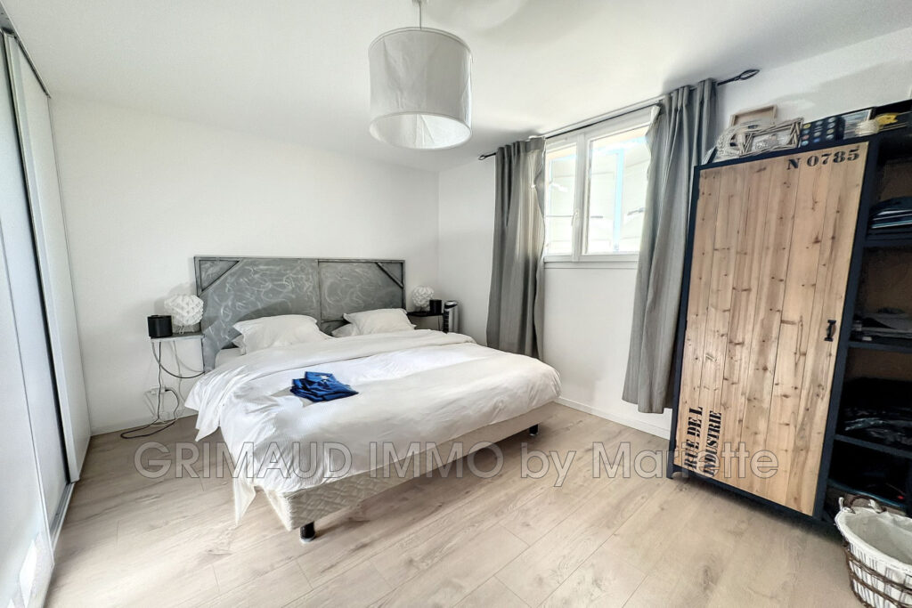 Belle villa récente avec piscine au calme, se composant d’une  – 13 pièces – 7 chambres – 320.00 m²