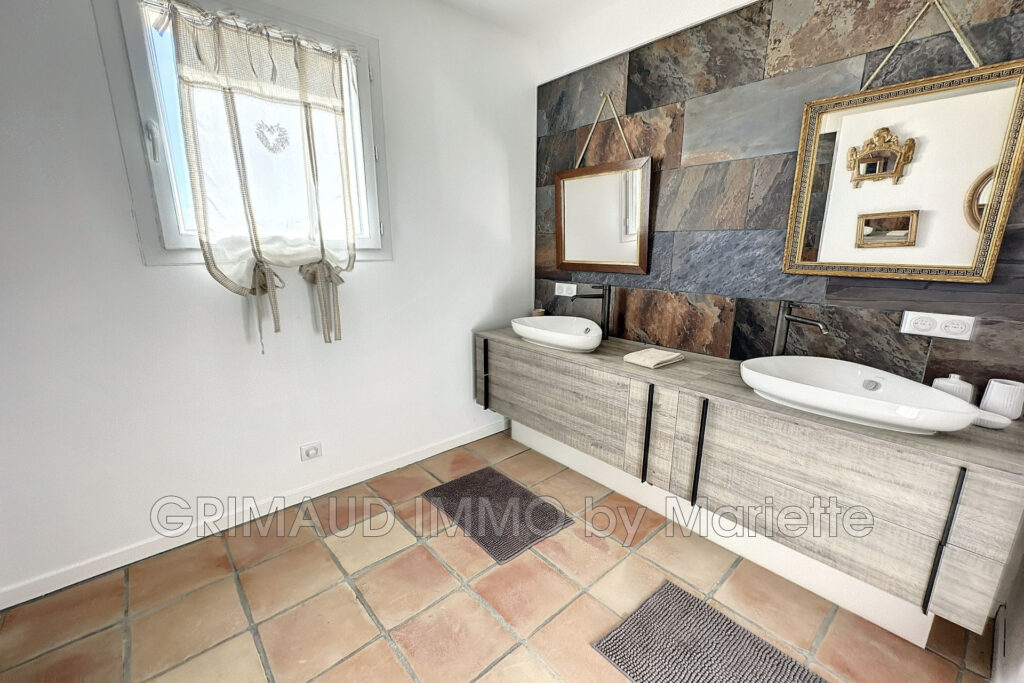 Belle villa récente avec piscine au calme, se composant d’une  – 13 pièces – 7 chambres – 320.00 m²