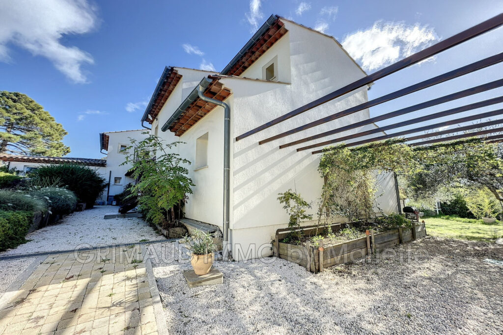 Belle villa récente avec piscine au calme, se composant d’une  – 13 pièces – 7 chambres – 320.00 m²