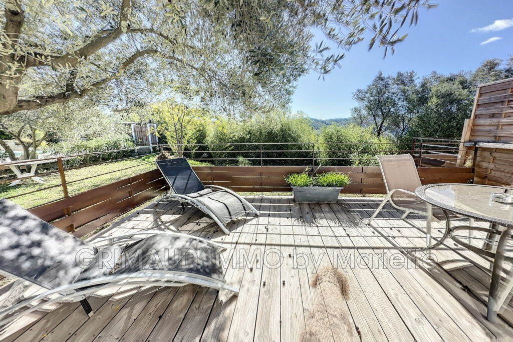 Belle villa récente avec piscine au calme, se composant d’une  – 13 pièces – 7 chambres – 320.00 m²