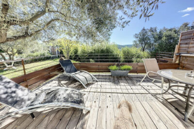 Belle villa récente avec piscine au calme, se composant d’une  – 13 pièces – 7 chambres – 320.00 m²