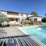 Belle villa récente avec piscine au calme, se composant d’une  – 13 pièces – 7 chambres – 320.00 m²