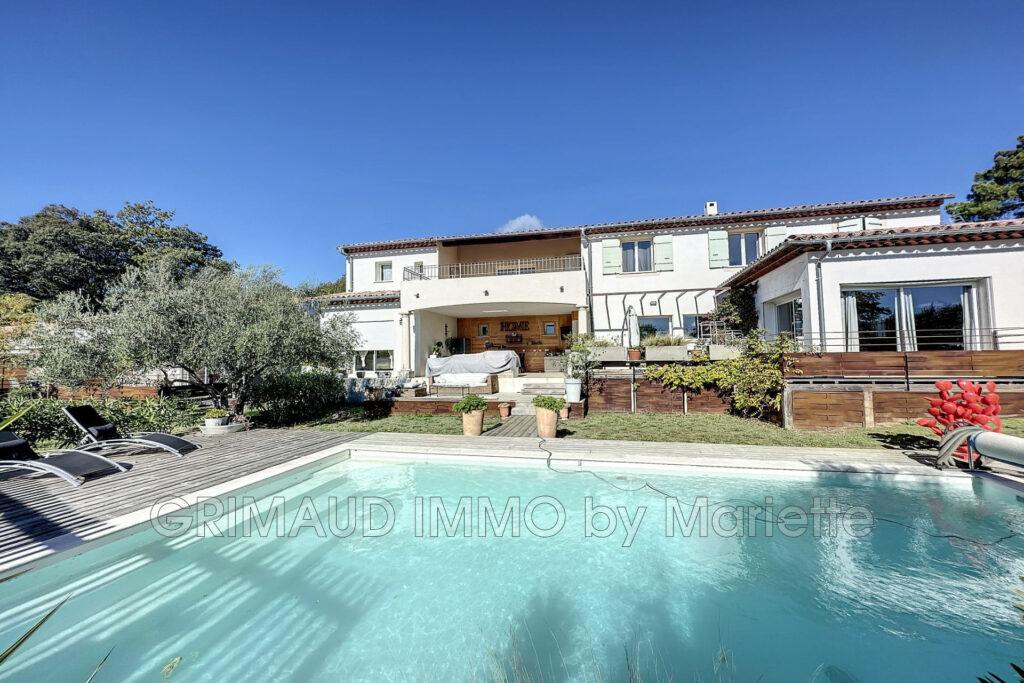 Belle villa récente avec piscine au calme, se composant d’une  – 13 pièces – 7 chambres – 320.00 m²