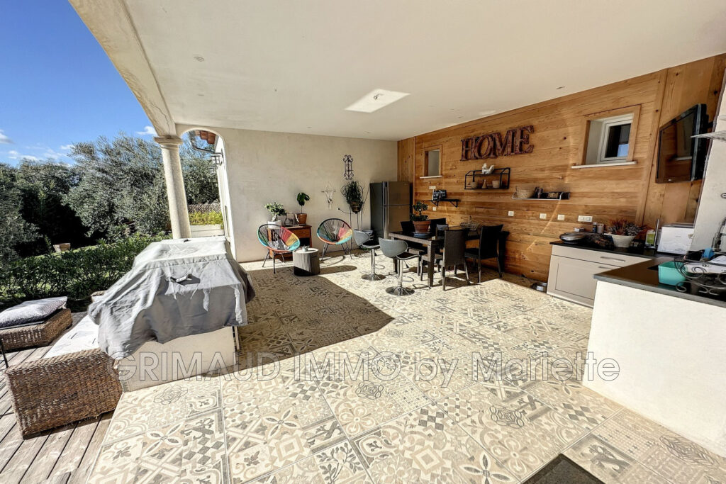 Belle villa récente avec piscine au calme, se composant d’une  – 13 pièces – 7 chambres – 320.00 m²