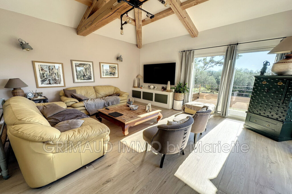 Belle villa récente avec piscine au calme, se composant d’une  – 13 pièces – 7 chambres – 320.00 m²