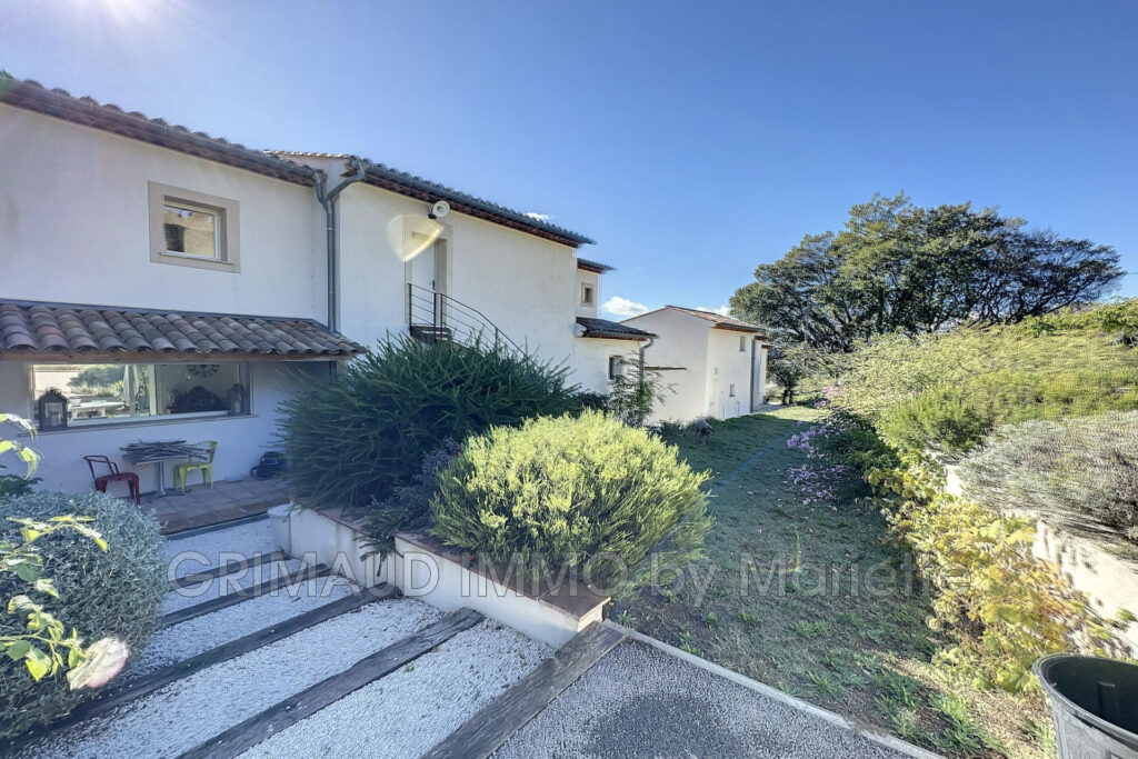 Belle villa récente avec piscine au calme, se composant d’une  – 13 pièces – 7 chambres – 320.00 m²