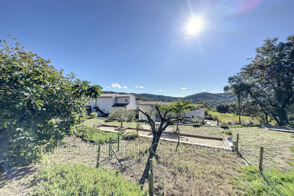 Belle villa récente avec piscine au calme, se composant d’une  – 13 pièces – 7 chambres – 320.00 m²