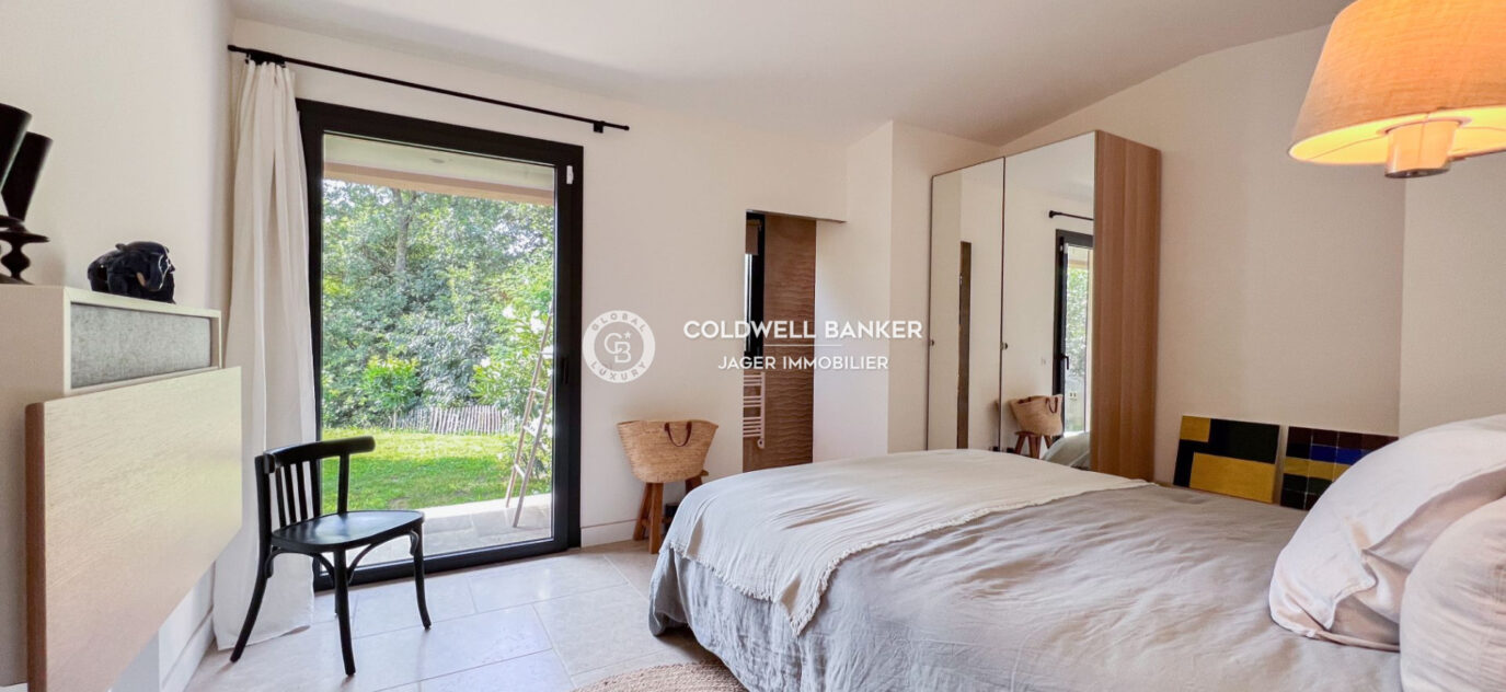 Charmante villa neuve de plain-pied dans un cadre bucolique à  – 5 pièces – 4 chambres – 210.00 m²