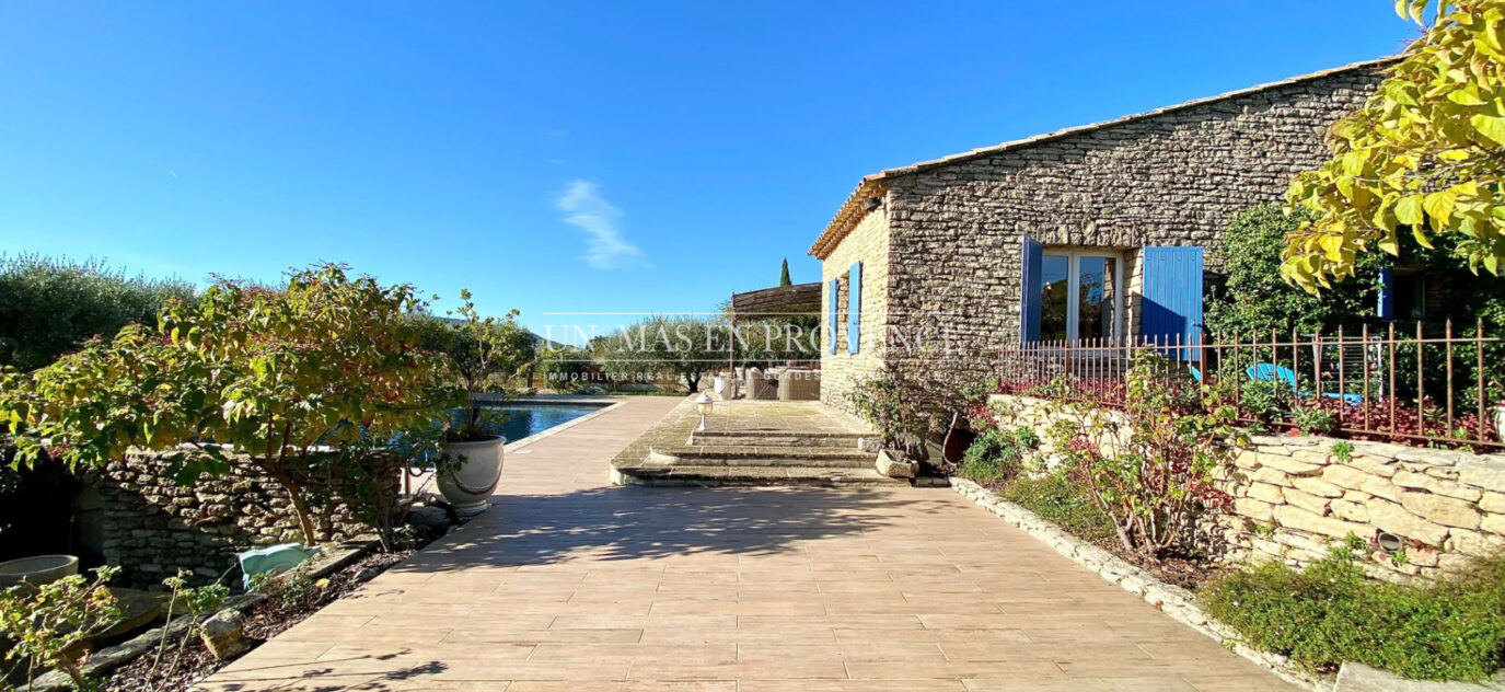 Maison de hameau avec piscine et vue panoramique. – 7 pièces – 4 chambres – 173.00 m²