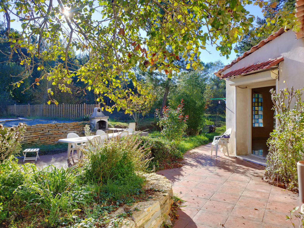 A vendre maison individuelle de 220 m2 à Mazaugues (83) terr – 6 pièces – 5 chambres – 220 m²