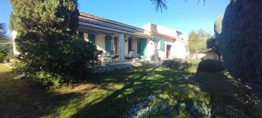 MAISON PLAIN PIED 3 CHAMBRES JARDIN PISCINE – 4 pièces – 3 chambres – 113 m²