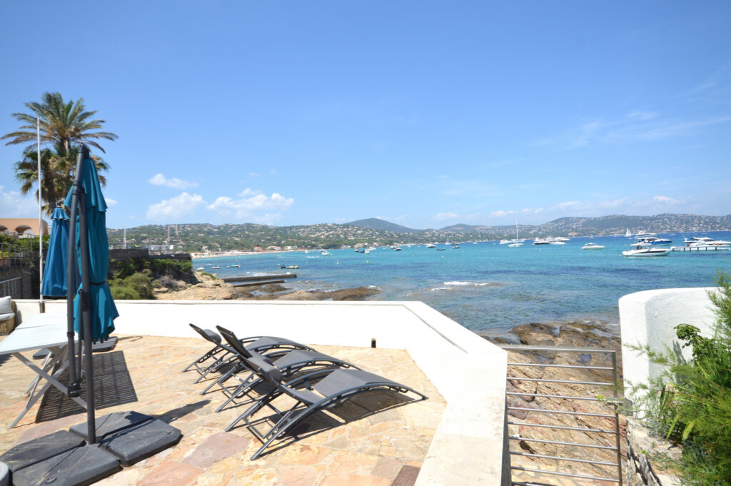 Villa d’architecte  vue mer panoramique -pieds dans l’eau  – 8 pièces – 4 chambres – 150 m²