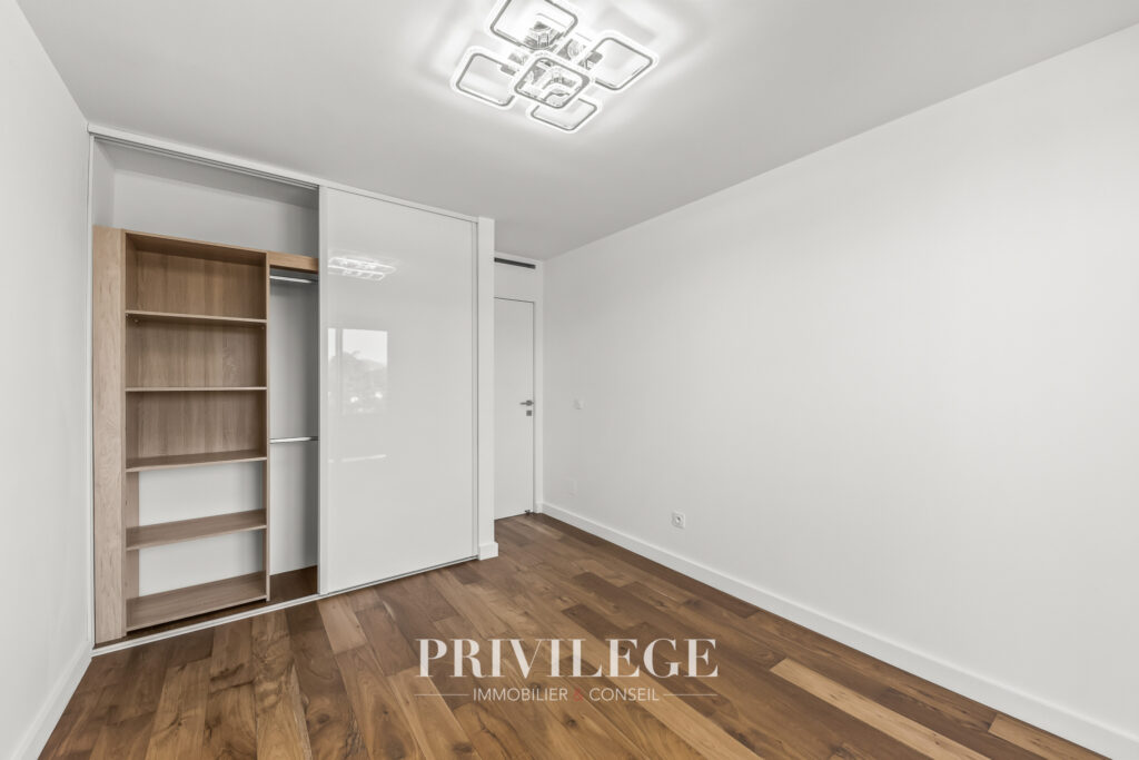 ANTIBES – Spacieux appartement – Vue Mer – 3 pièces – 2 chambres – 83.03 m²