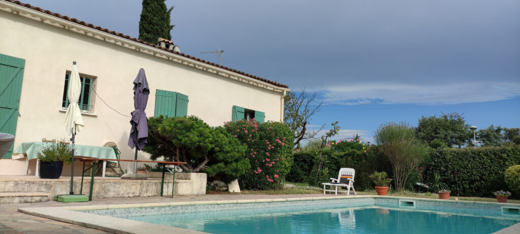 MAISON PLAIN PIED 3 CHAMBRES JARDIN PISCINE – 4 pièces – 3 chambres – 113 m²